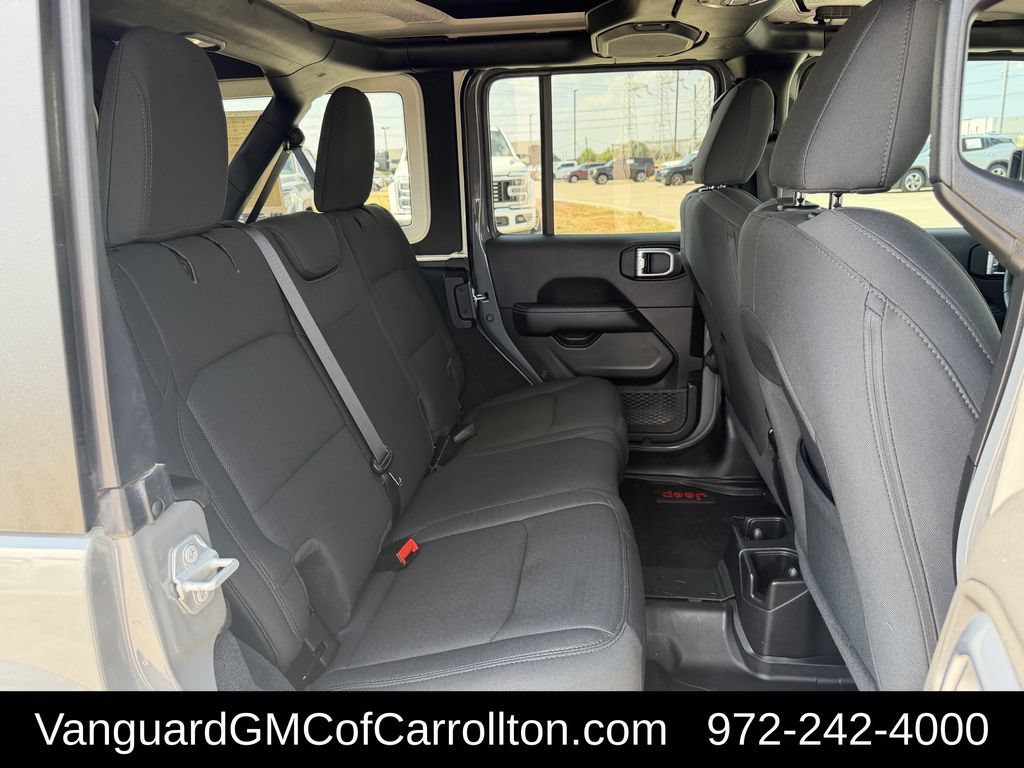 Used 2022 Jeep Wrangler Unlimited Sahara AWD/4WD image 31