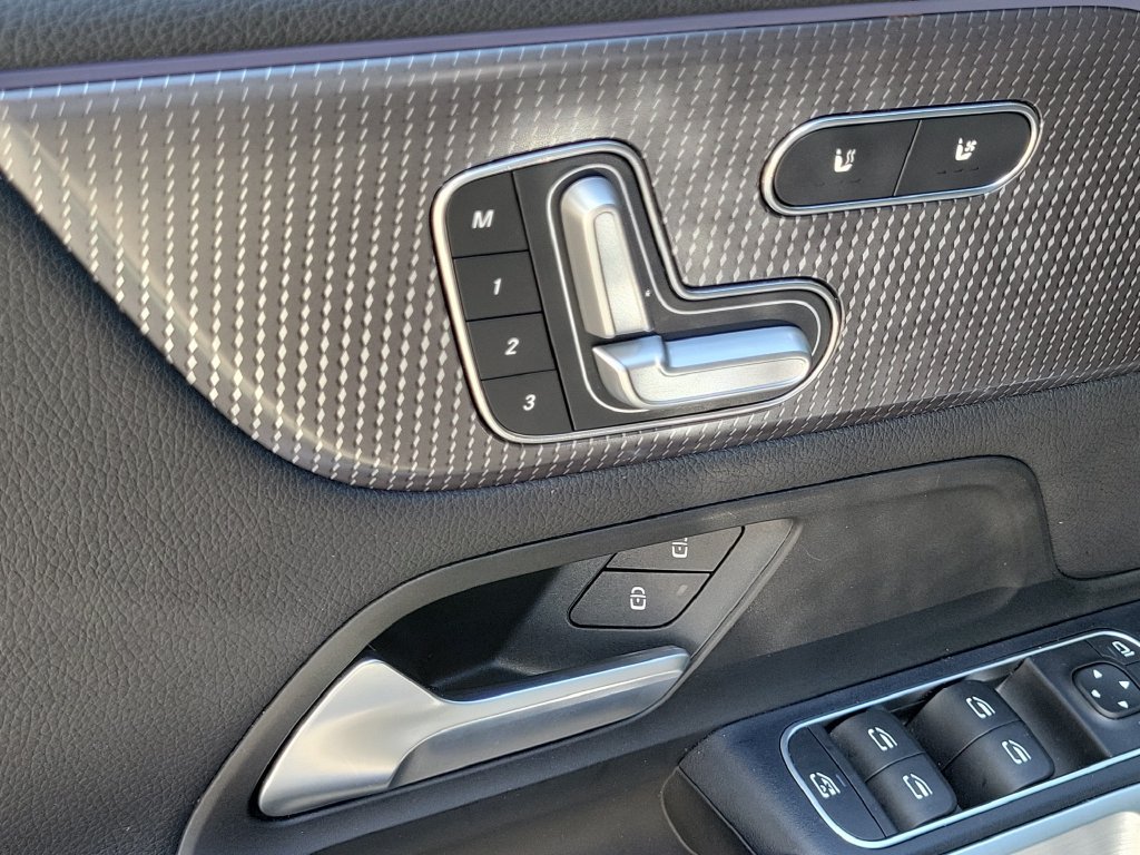 Used 2023 Mercedes-Benz EQB 300 4MATIC image 22