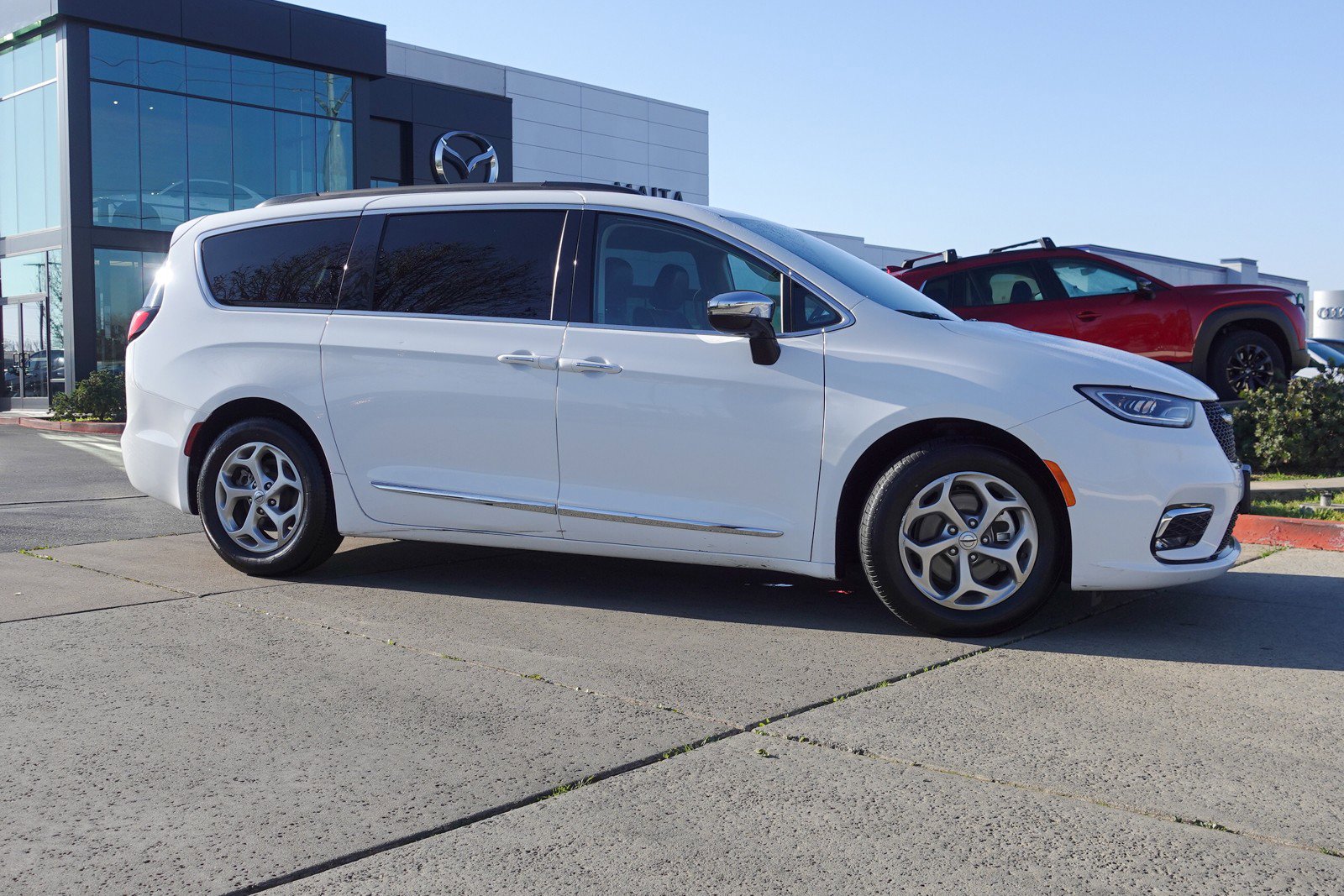 Used 2023 Chrysler Pacifica Limited image 4