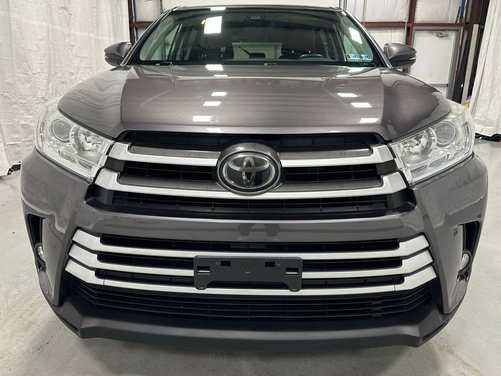 Used 2018 Toyota Highlander Plus w/ Carpet Mat Package (TMS) AWD/4WD image 2