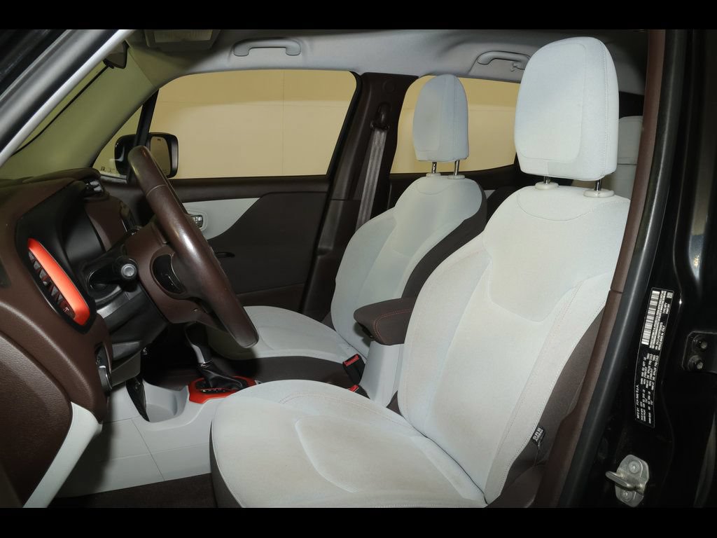 Used 2015 Jeep Renegade Latitude w/ Cold Weather Group FWD image 17