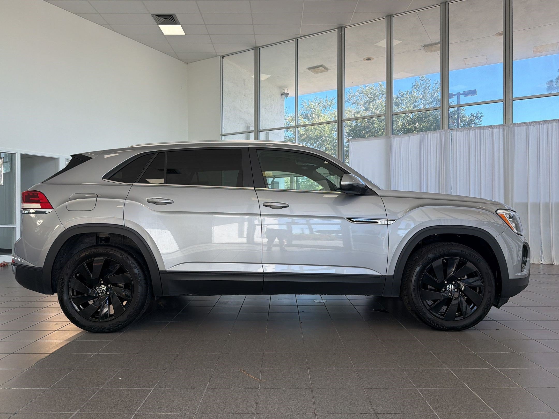 Used 2024 Volkswagen Atlas Cross Sport SE FWD image 8