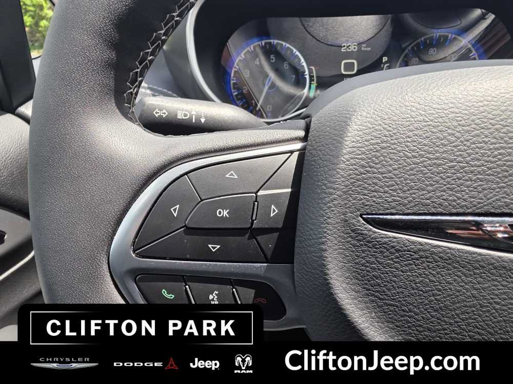 Used 2026 Chrysler Pacifica Select FWD image 21