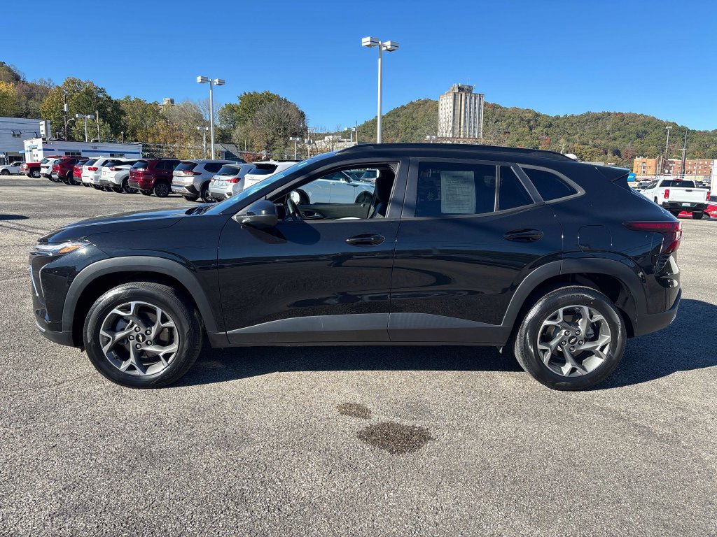 Used 2024 Chevrolet Trax LT w/ LT Convenience Package FWD image 2