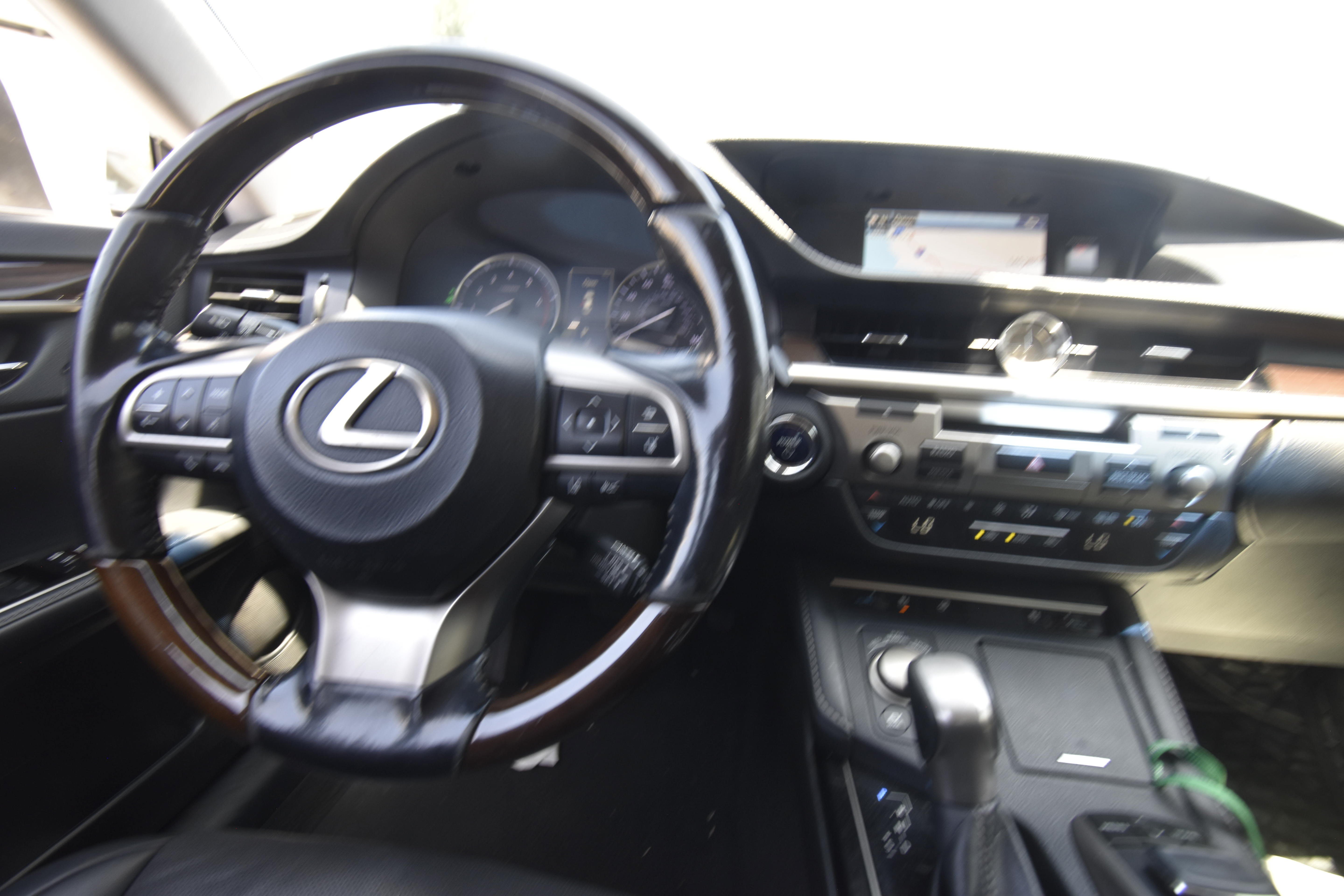 Used 2016 Lexus ES 300h w/ Navigation System Package FWD image 9