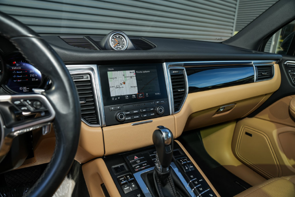 Certified 2018 Porsche Macan AWD/4WD image 26