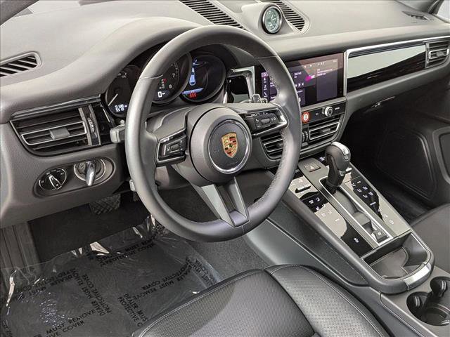 Certified 2025 Porsche Macan AWD/4WD image 4