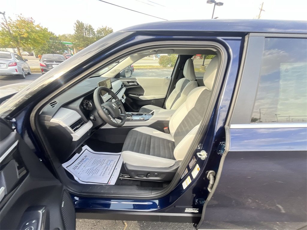 New 2025 Mitsubishi Outlander SE image 11