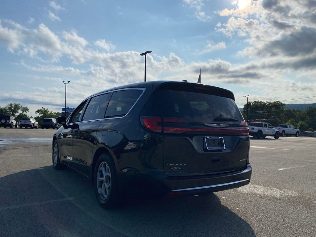 Used 2024 Chrysler Pacifica Limited image 4
