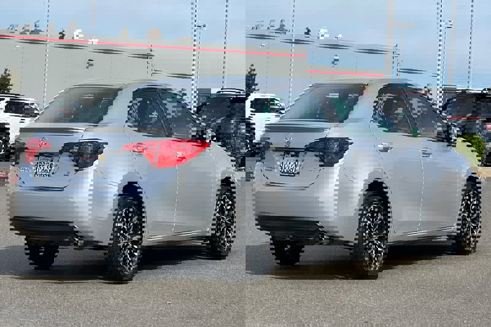 Used 2018 Toyota Corolla SE FWD image 2