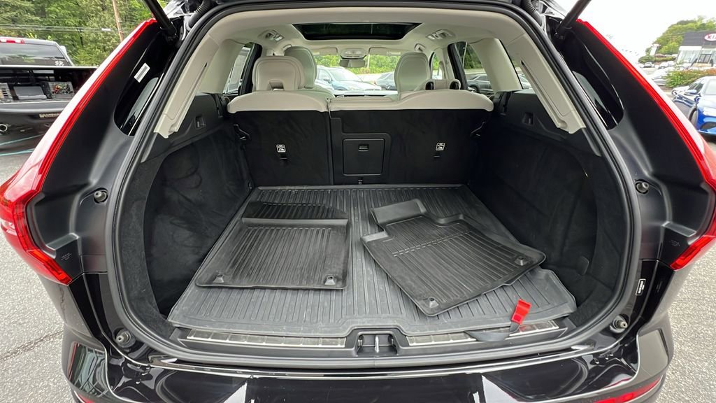 Used 2022 Volvo XC60 B5 Momentum w/ Climate Package image 39