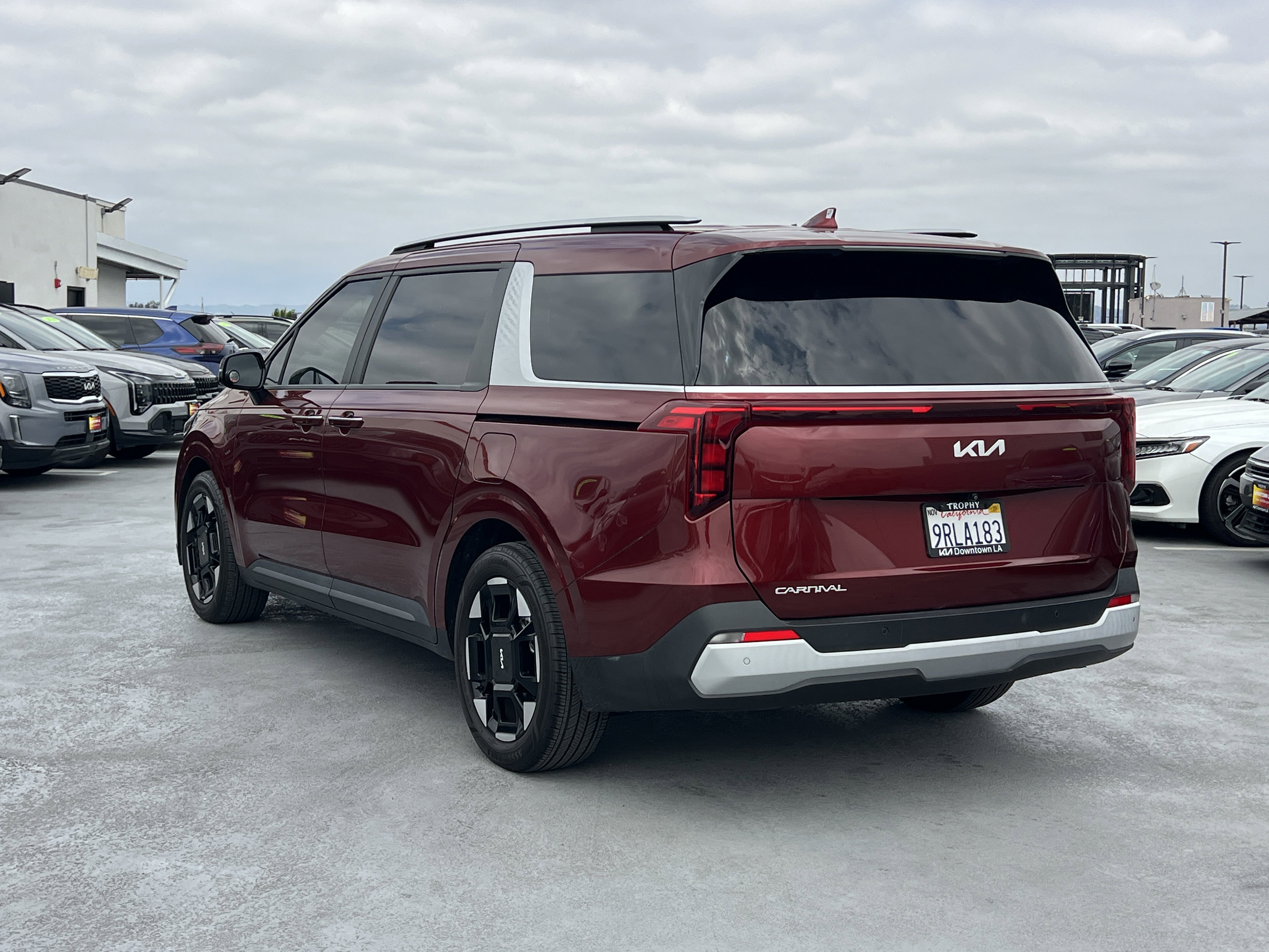 Used 2025 Kia Carnival EX FWD image 4