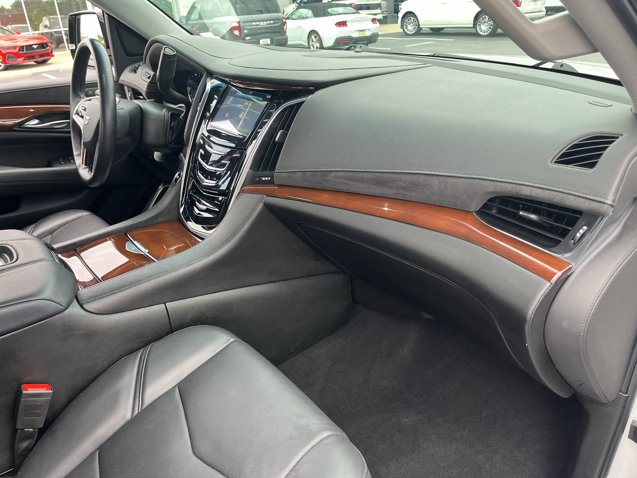 Used 2018 Cadillac Escalade Premium Luxury AWD/4WD image 30