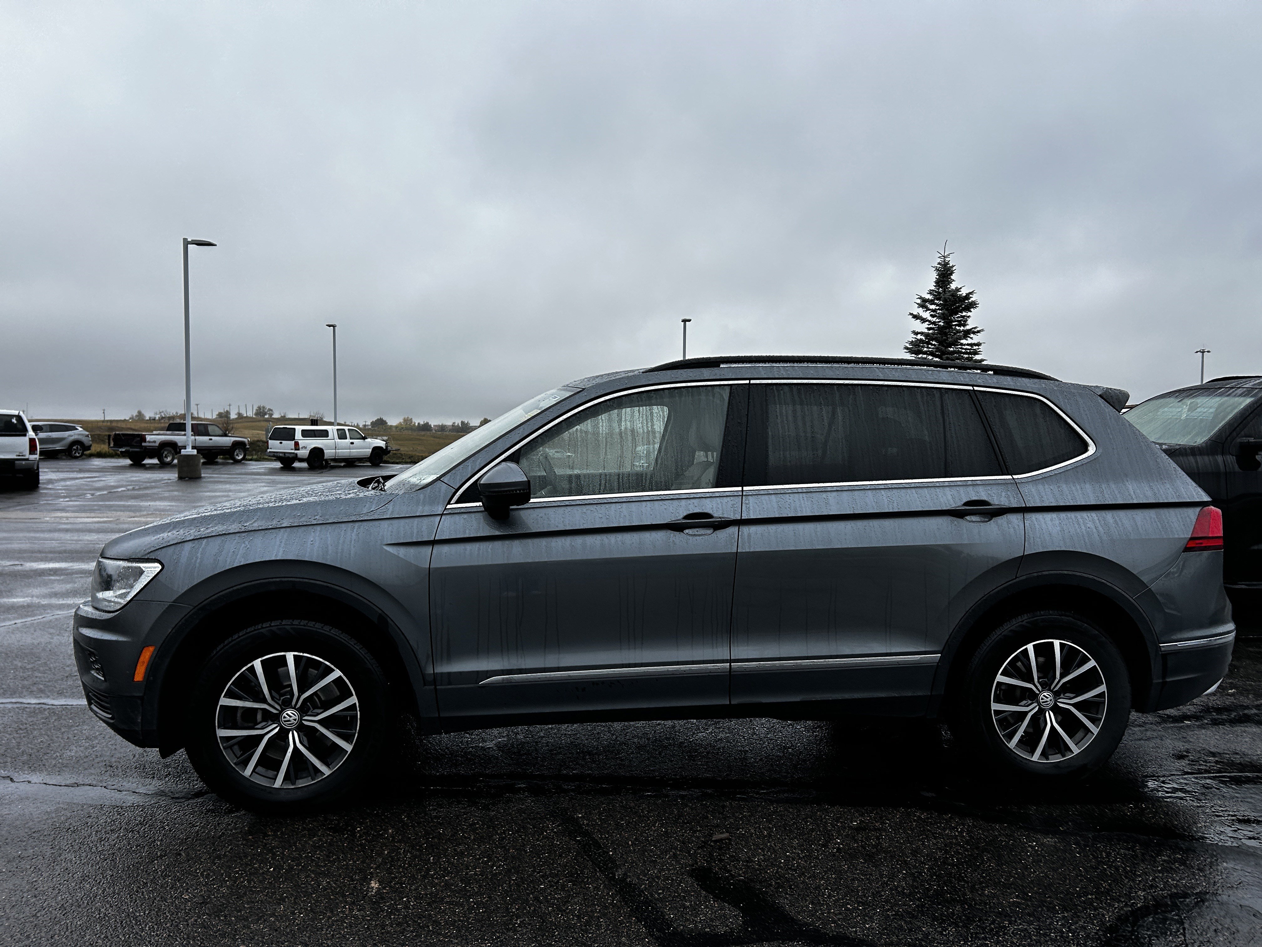 Used 2020 Volkswagen Tiguan SE image 2