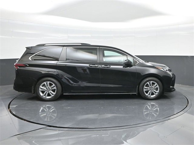 Used 2022 Toyota Sienna XSE image 5