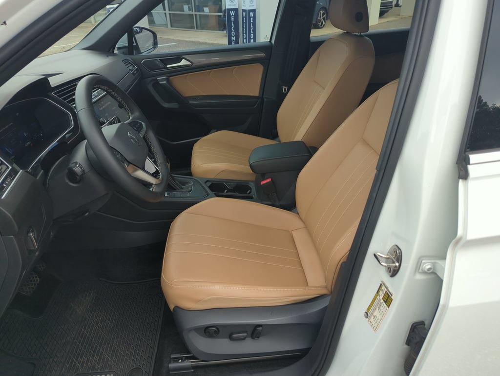 Certified 2024 Volkswagen Tiguan SE w/ Panoramic Sunroof Package FWD image 12