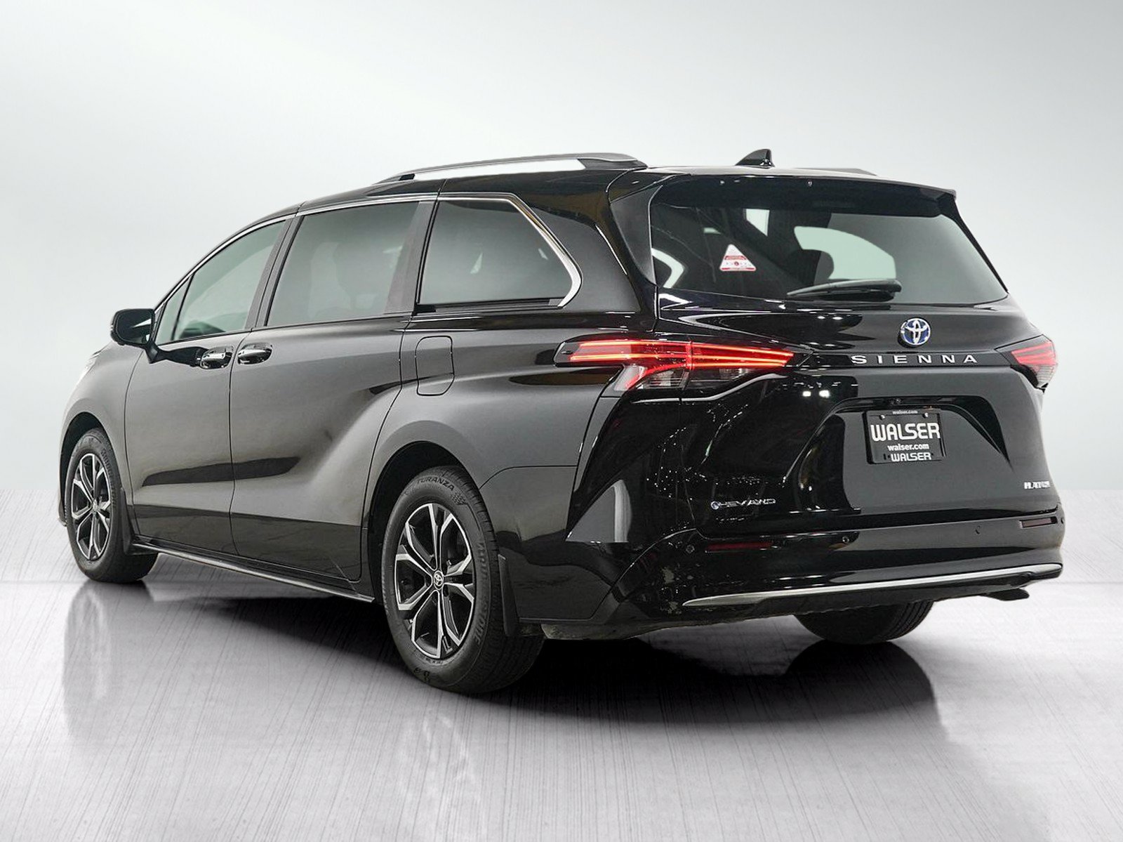 Used 2025 Toyota Sienna AWD image 3