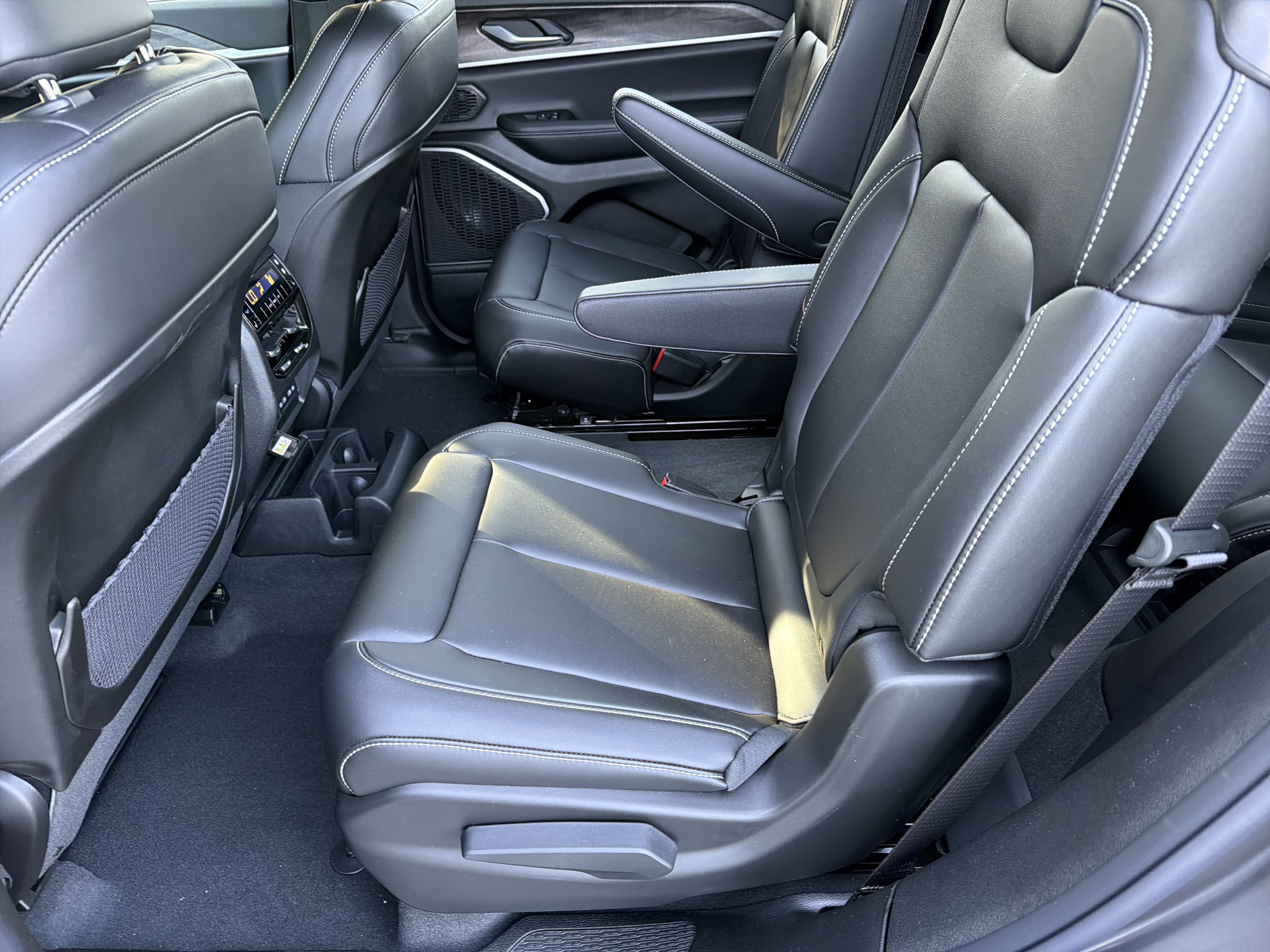 New 2026 Jeep Grand Cherokee L Limited w/ Limited Altitude Package AWD/4WD image 19