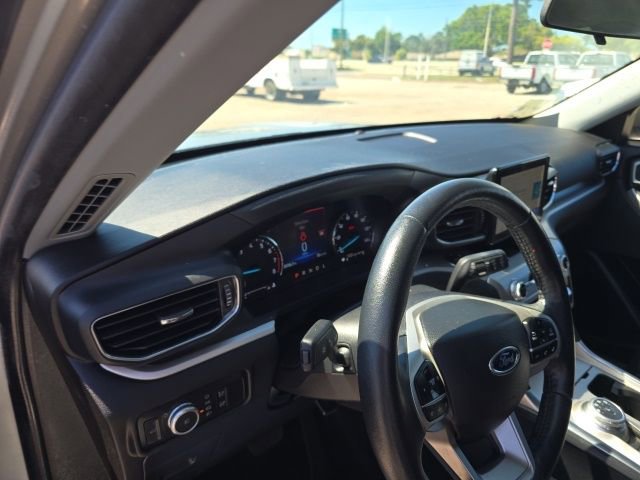 Used 2022 Ford Explorer XLT w/ Equipment Group 202A image 9