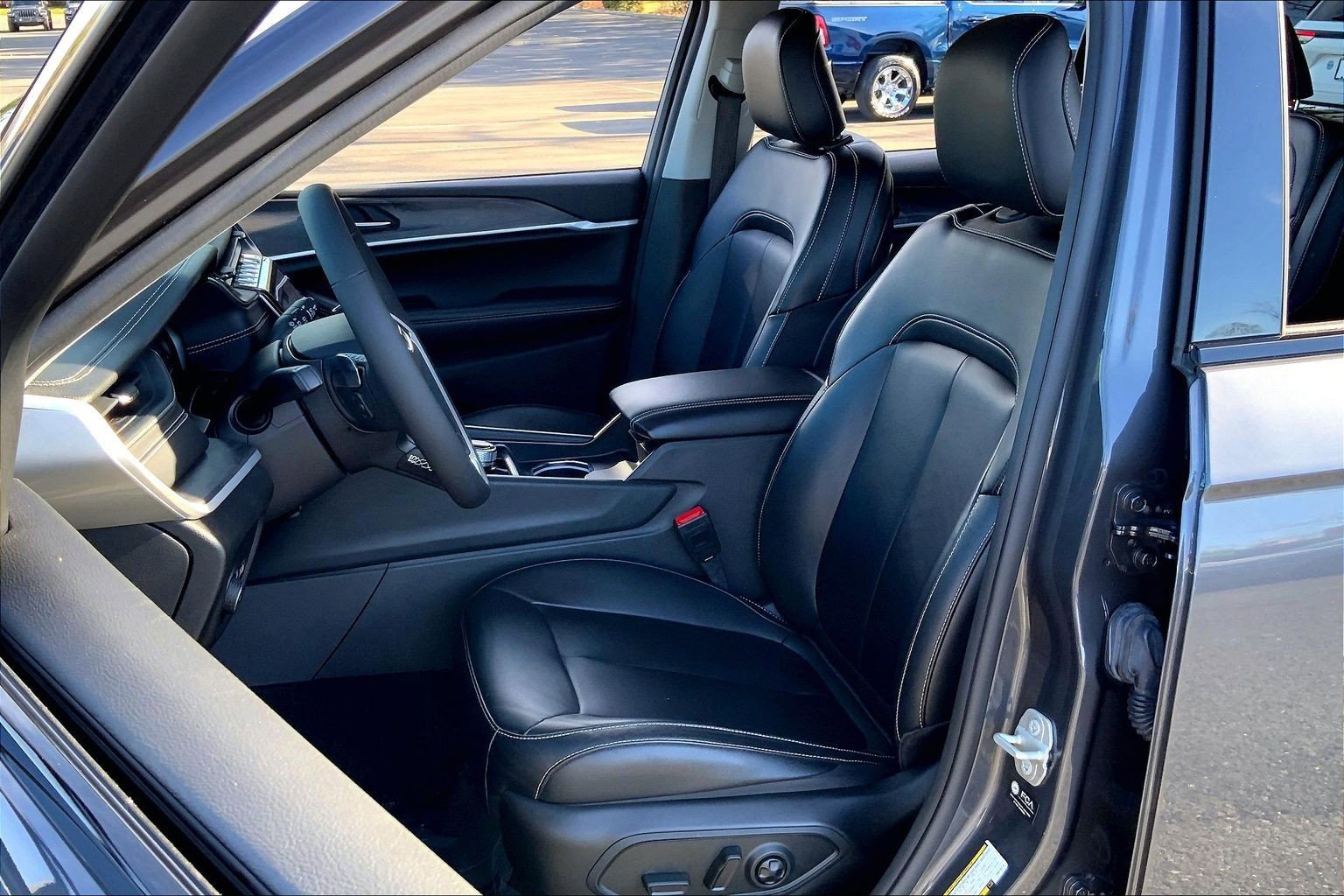 Certified 2023 Jeep Grand Cherokee L Limited w/ Trailer Tow Group (B) image 8