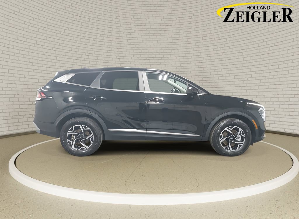 Used 2025 Kia Sportage LX image 4