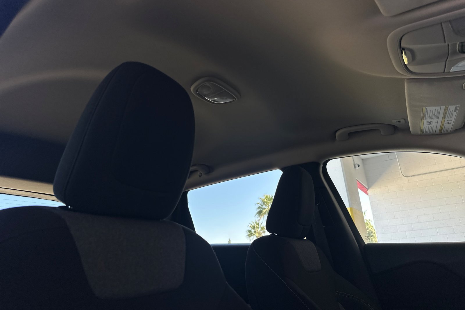 Used 2018 Jeep Cherokee Latitude w/ Altitude Package FWD image 16