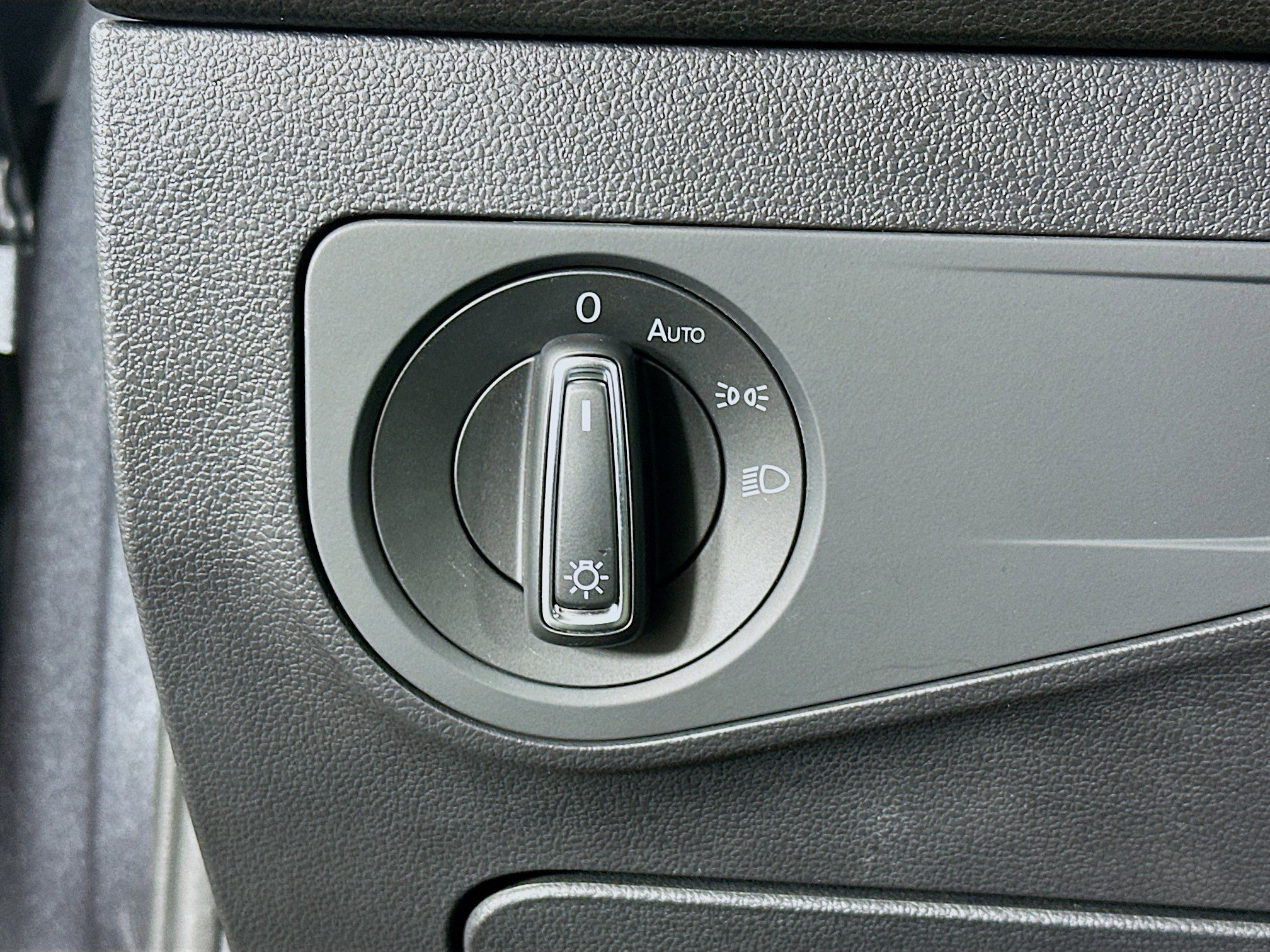 Used 2023 Volkswagen Tiguan SE w/ Panoramic Sunroof Package FWD image 17