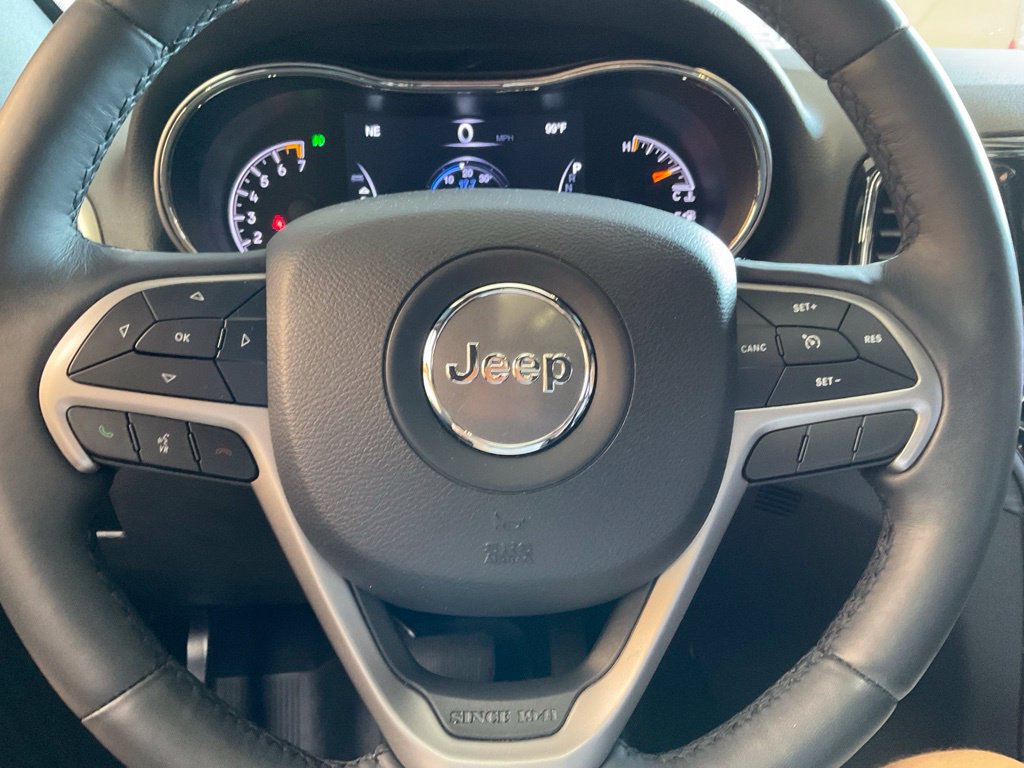 Used 2019 Jeep Grand Cherokee Altitude AWD/4WD image 12