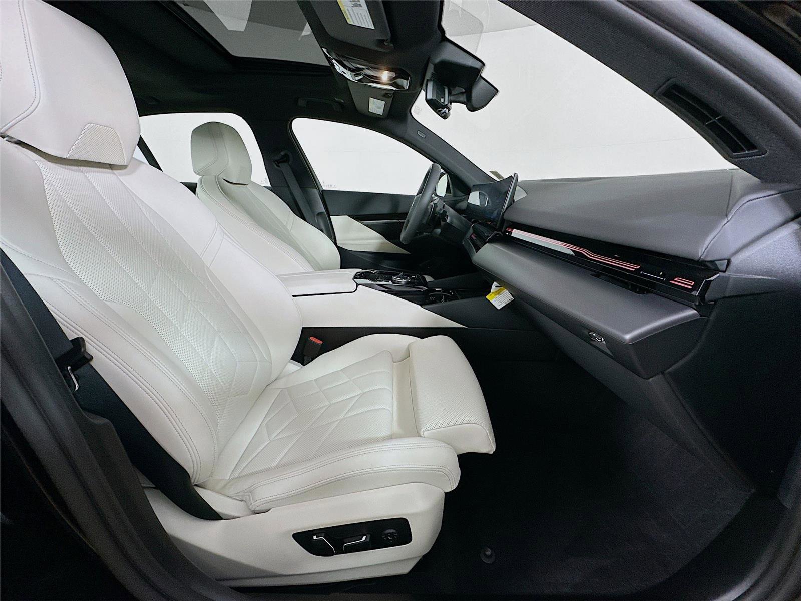 Used 2025 BMW 530i xDrive w/ Premium Package image 30