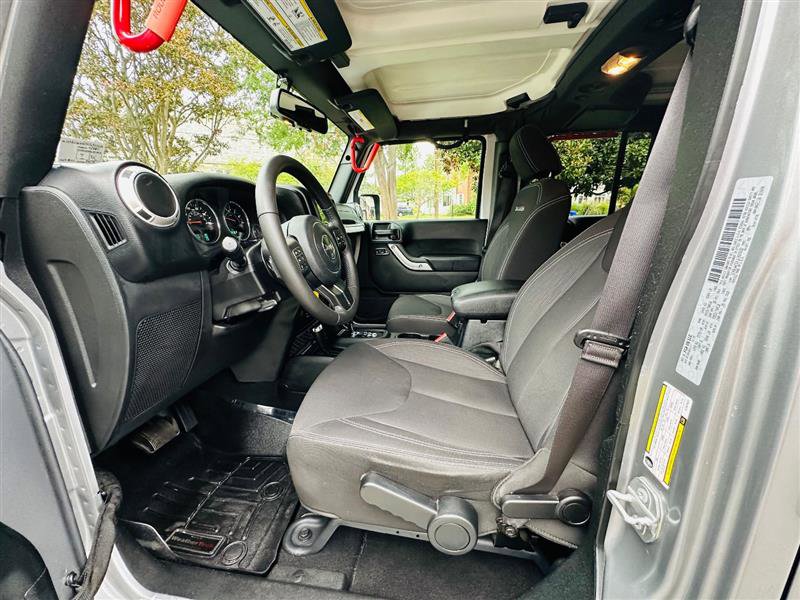 Used 2018 Jeep Wrangler Unlimited Sahara w/ Connectivity Group image 31
