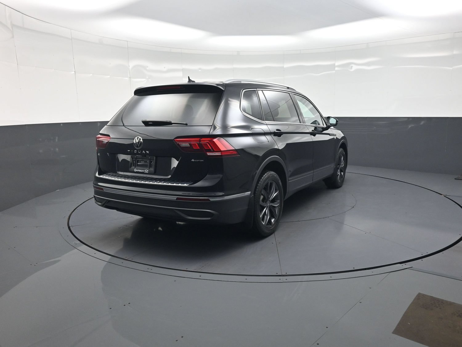 Used 2023 Volkswagen Tiguan SE AWD/4WD image 3