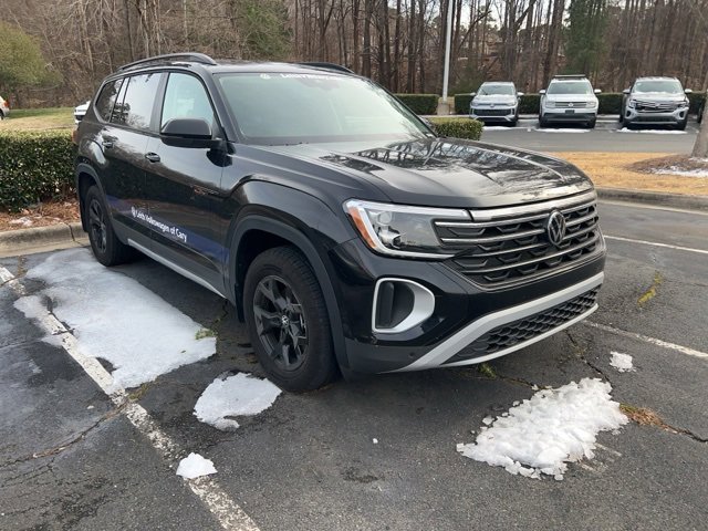 Used 2025 Volkswagen Atlas Peak Edition SE image 2