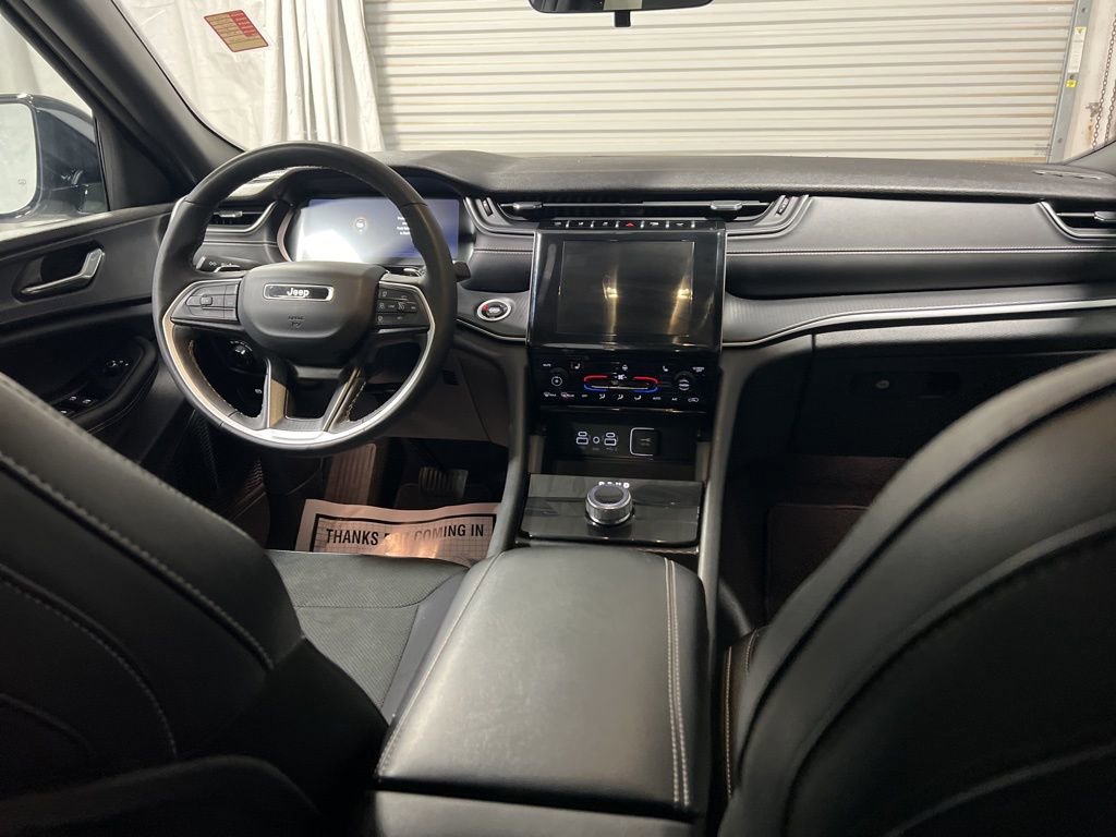 Used 2025 Jeep Grand Cherokee Altitude image 14