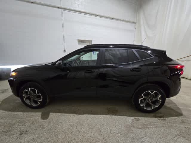 Used 2024 Chevrolet Trax LT FWD image 3