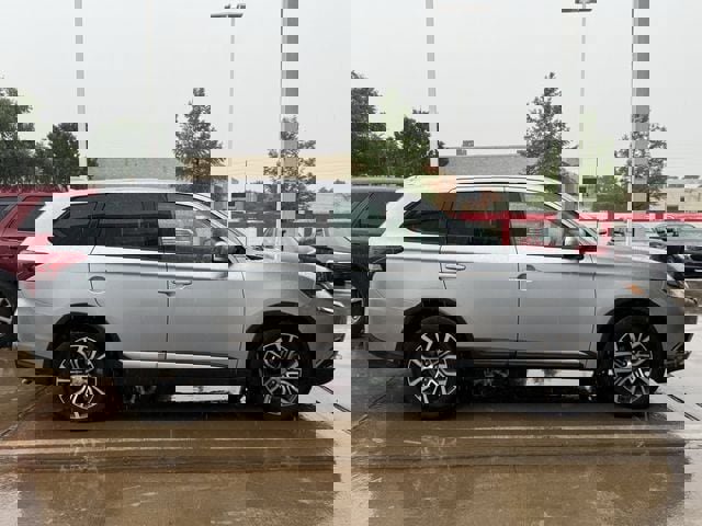 Used 2017 Mitsubishi Outlander SE image 3