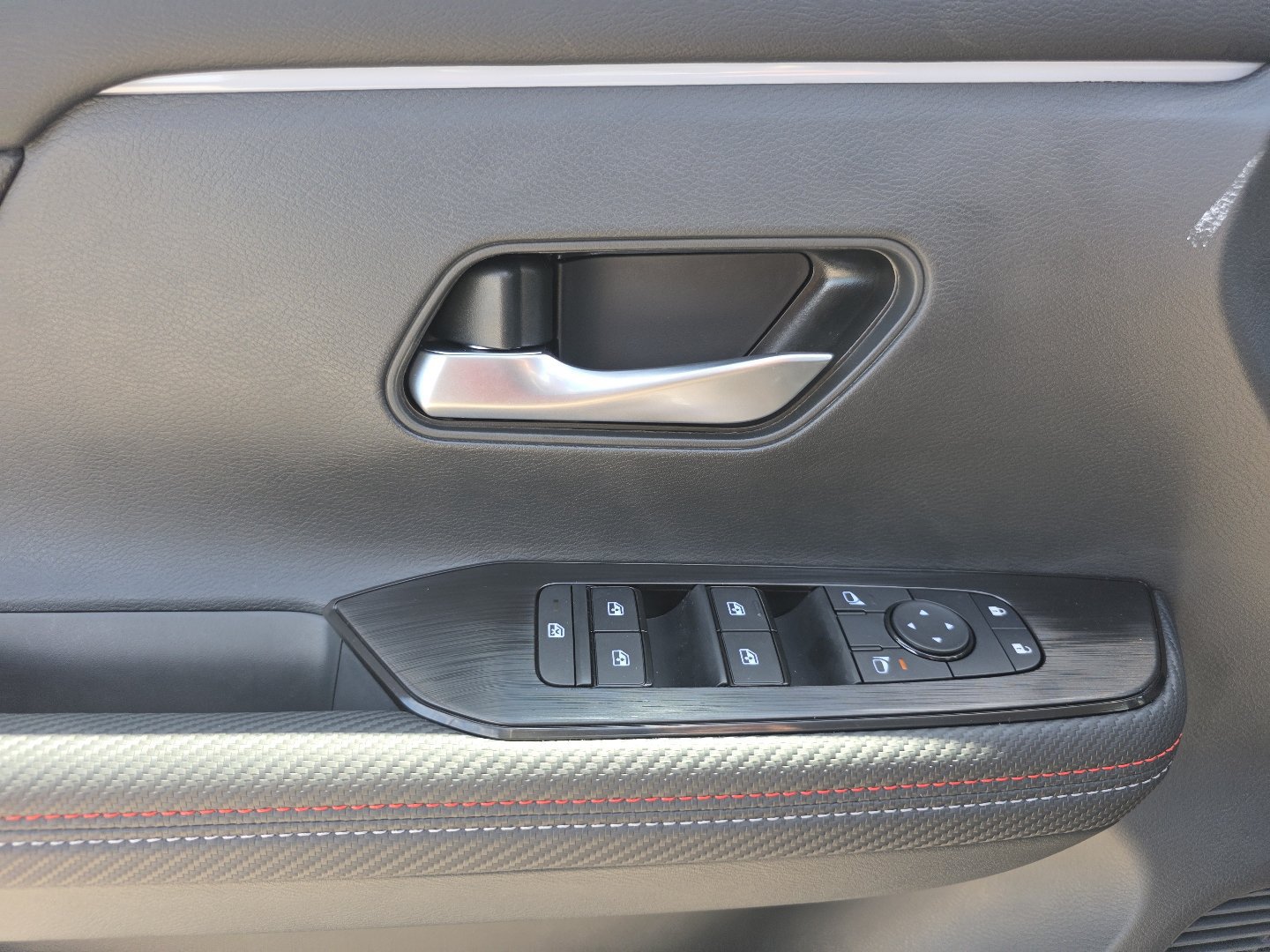 New 2026 Nissan Kicks SR AWD/4WD image 27