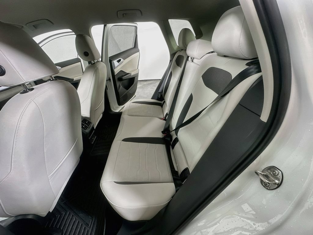 Used 2025 Volkswagen Taos SE FWD image 14
