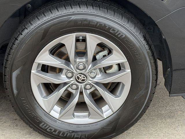 Certified 2025 Toyota Sienna XLE FWD image 8