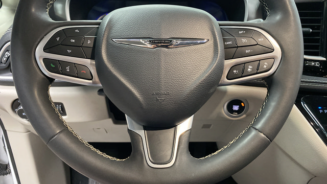 Used 2022 Chrysler Pacifica Touring-L FWD image 15