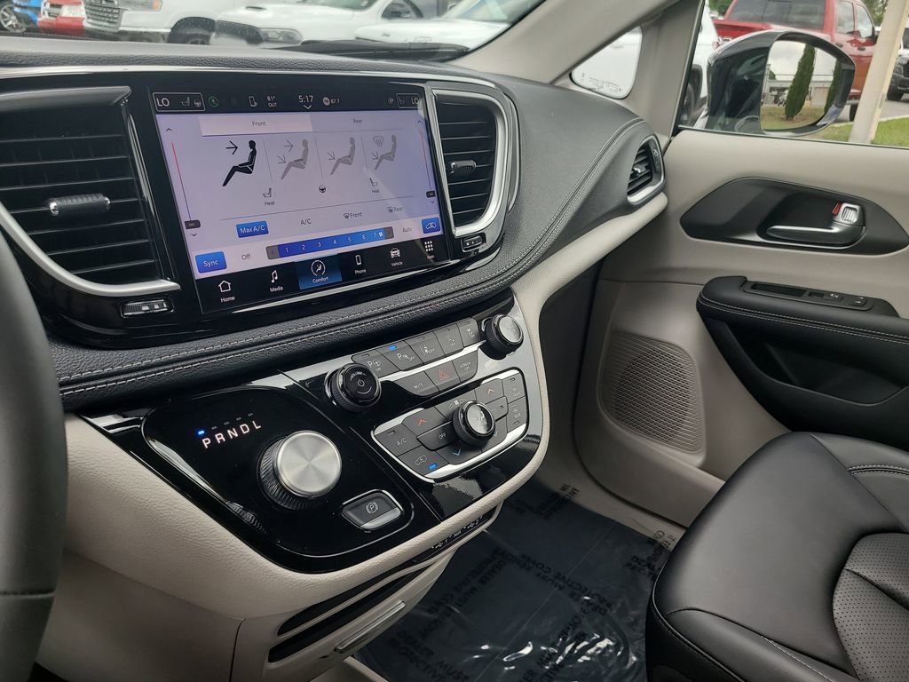 Used 2024 Chrysler Pacifica Touring-L image 19