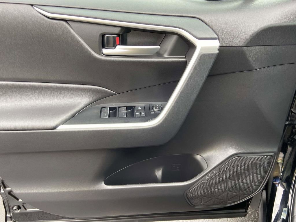 Used 2025 Toyota RAV4 XLE image 18