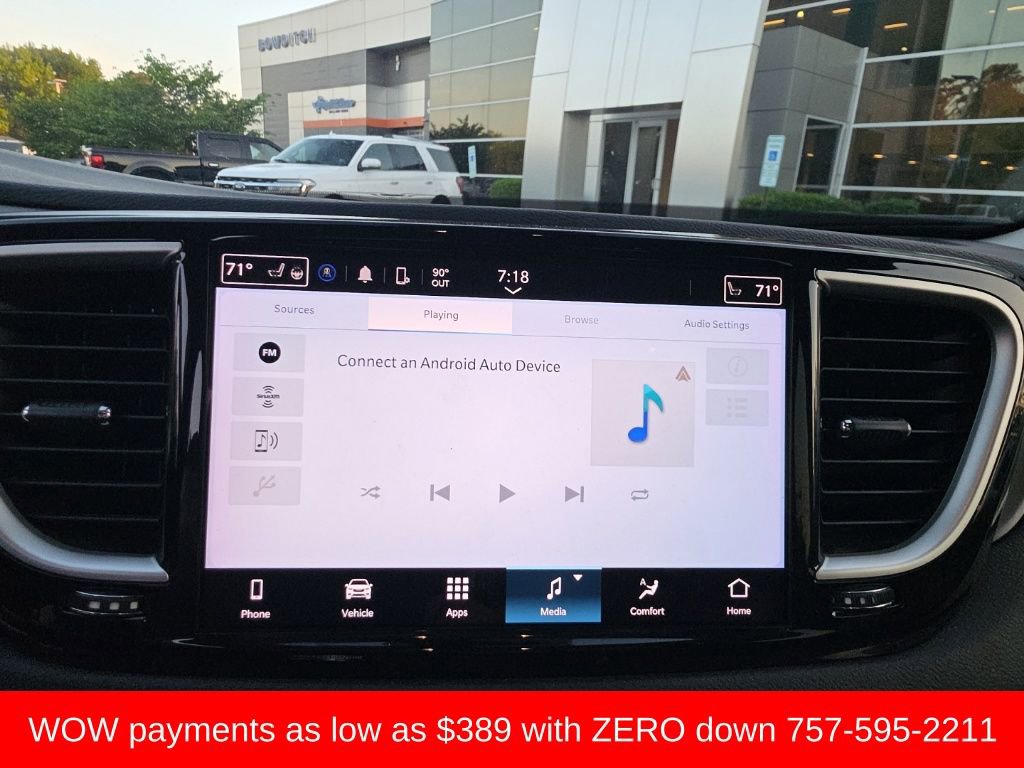 Used 2023 Chrysler Pacifica Touring-L image 10