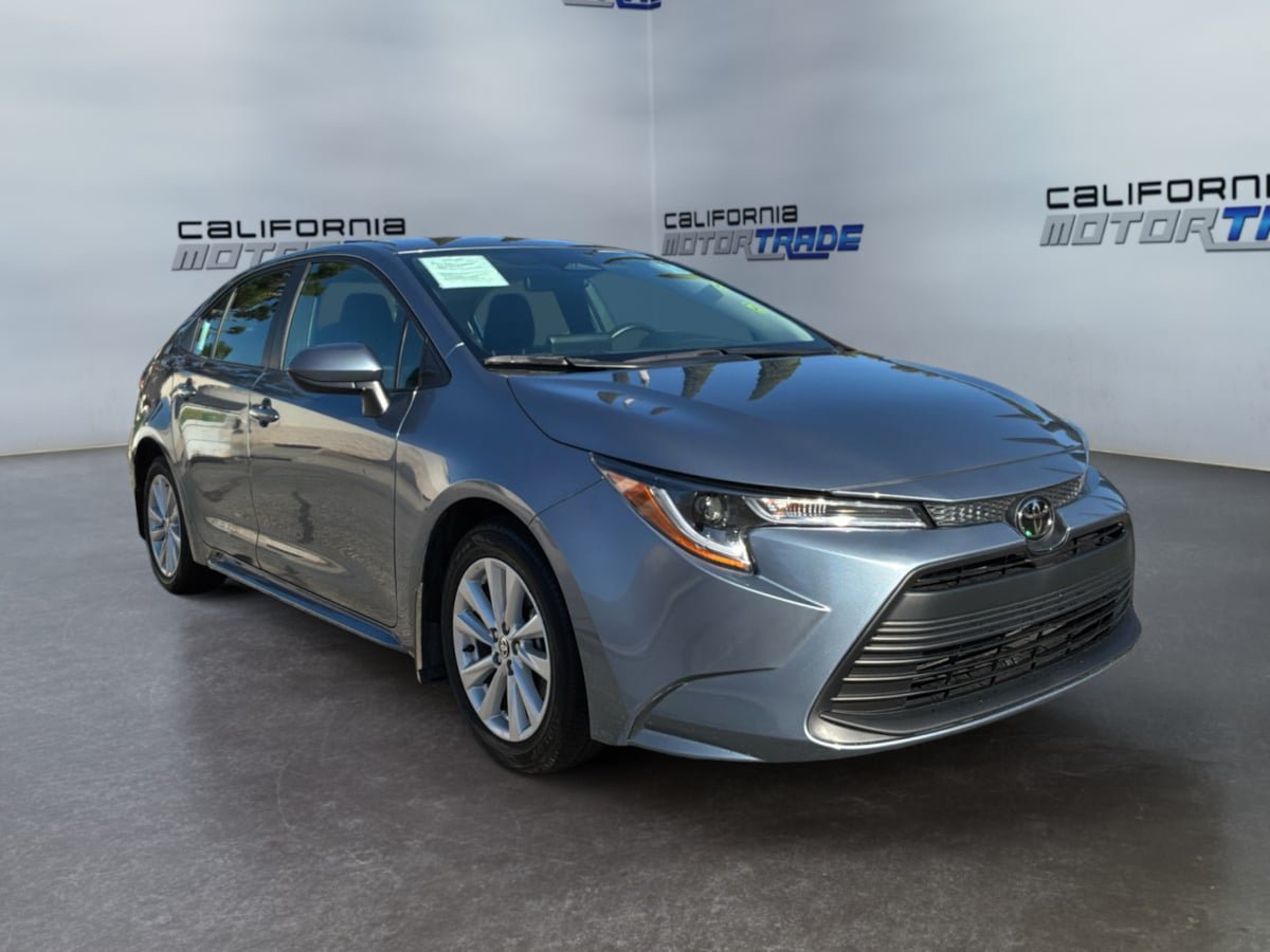 Used 2025 Toyota Corolla LE w/ LE Premium Package FWD image 3