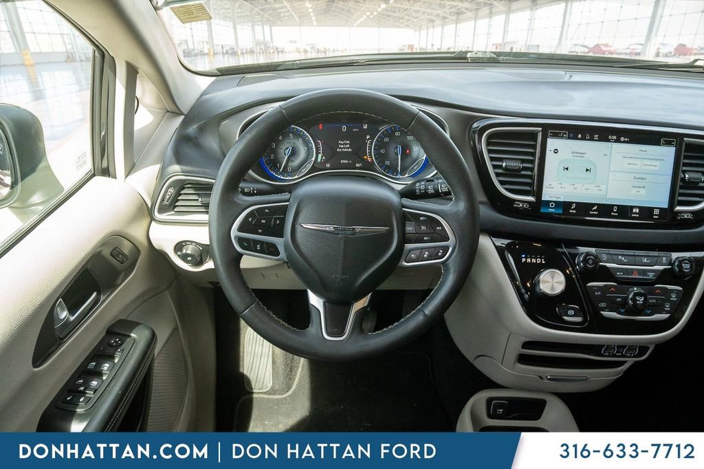 Used 2023 Chrysler Pacifica Touring-L image 5