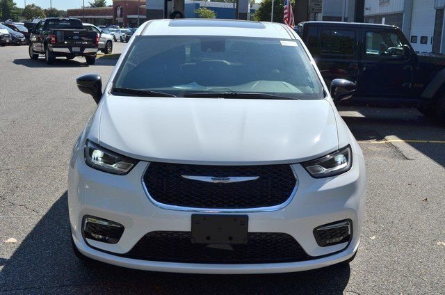 New 2026 Chrysler Pacifica Select image 3