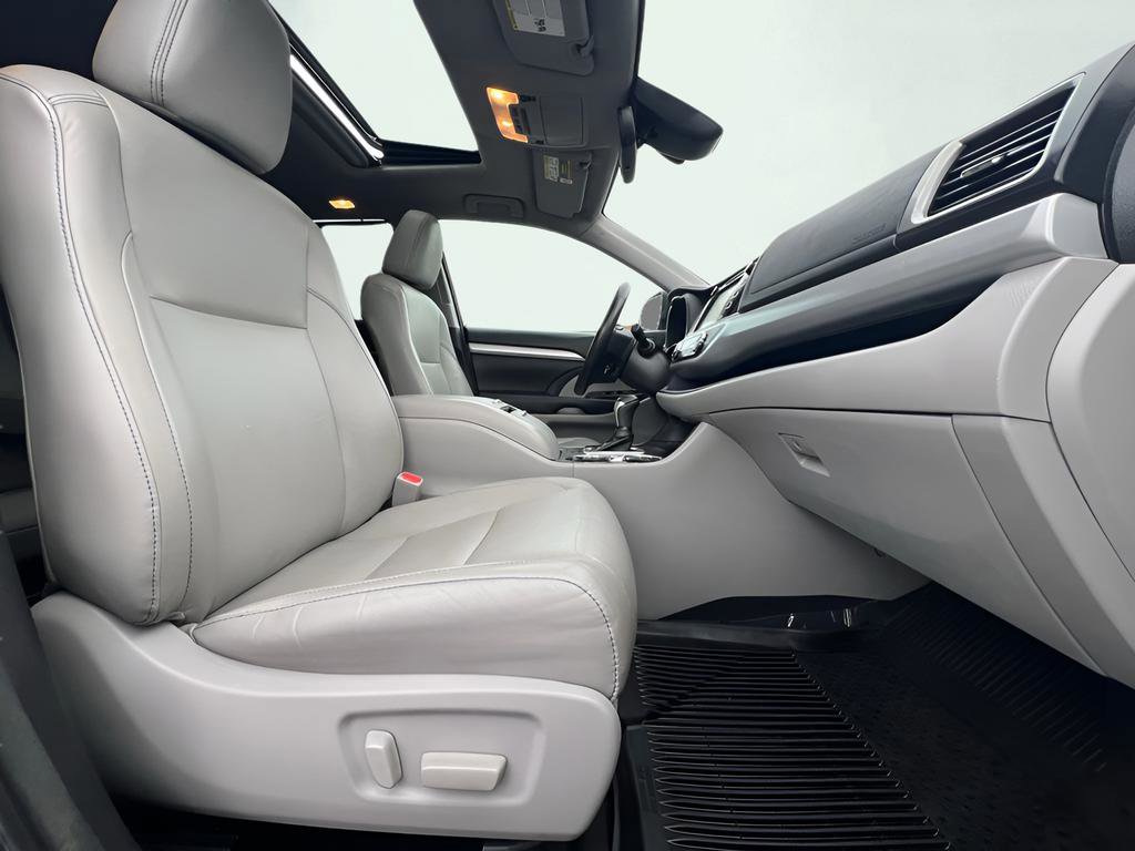Used 2018 Toyota Highlander XLE image 31