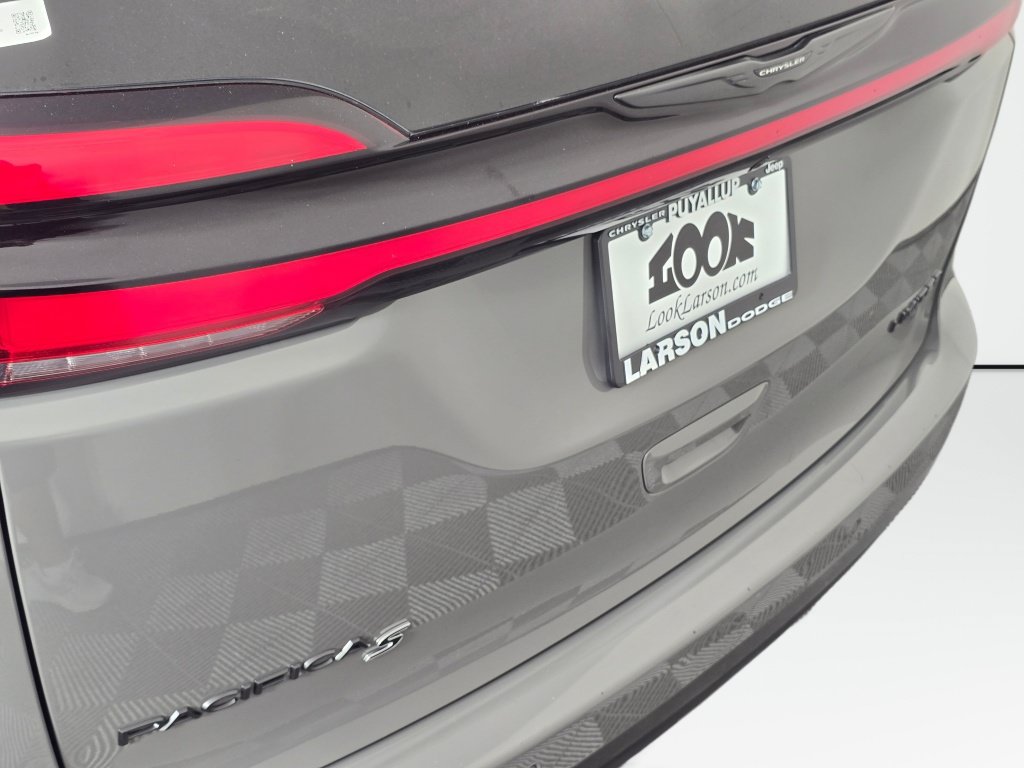 Used 2025 Chrysler Pacifica Limited FWD image 31