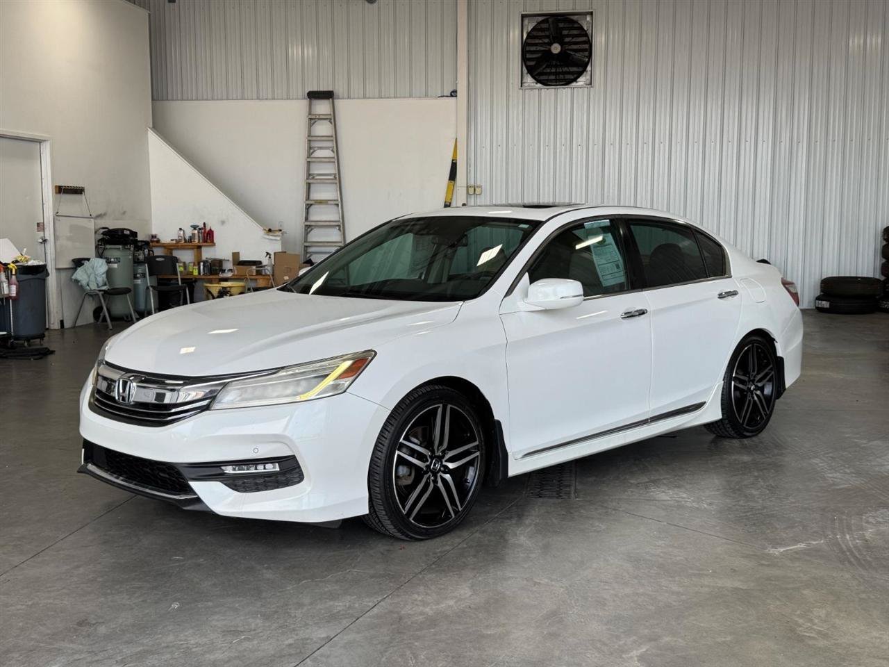 Used 2016 Honda Accord Touring image 32
