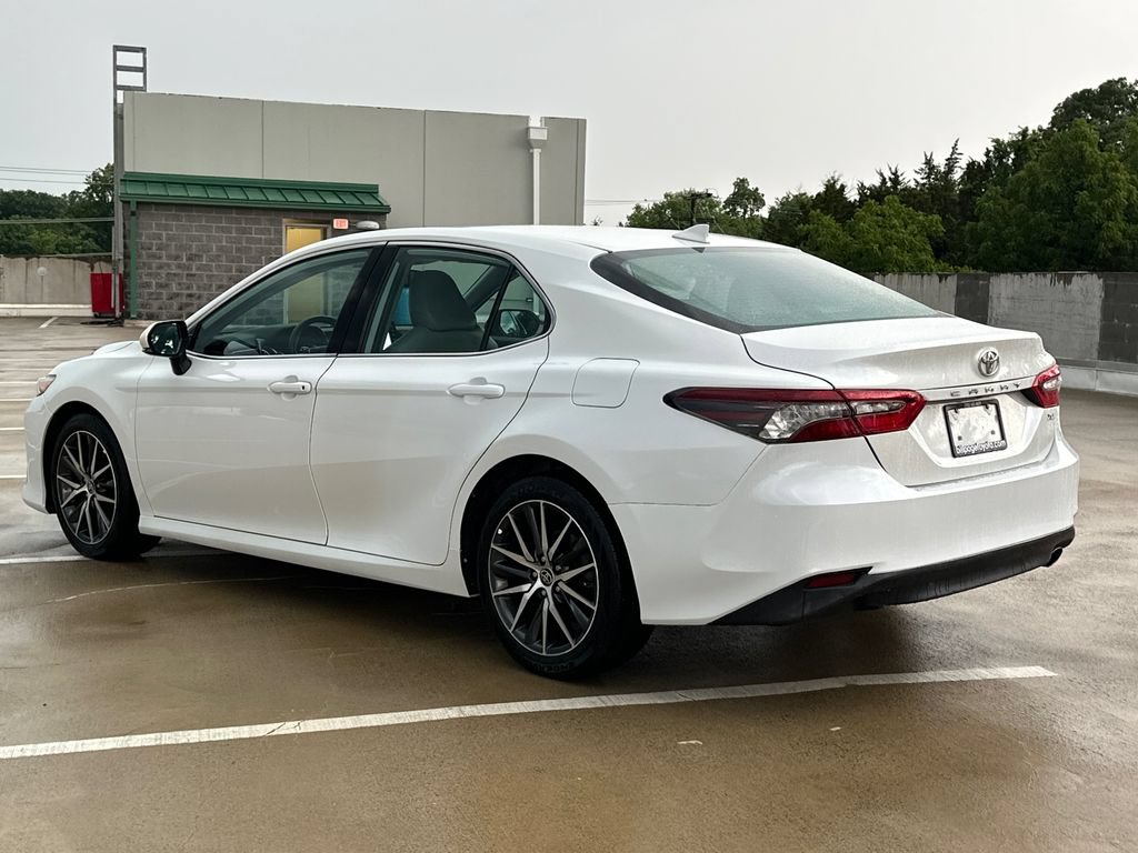 Used 2022 Toyota Camry XLE FWD image 3