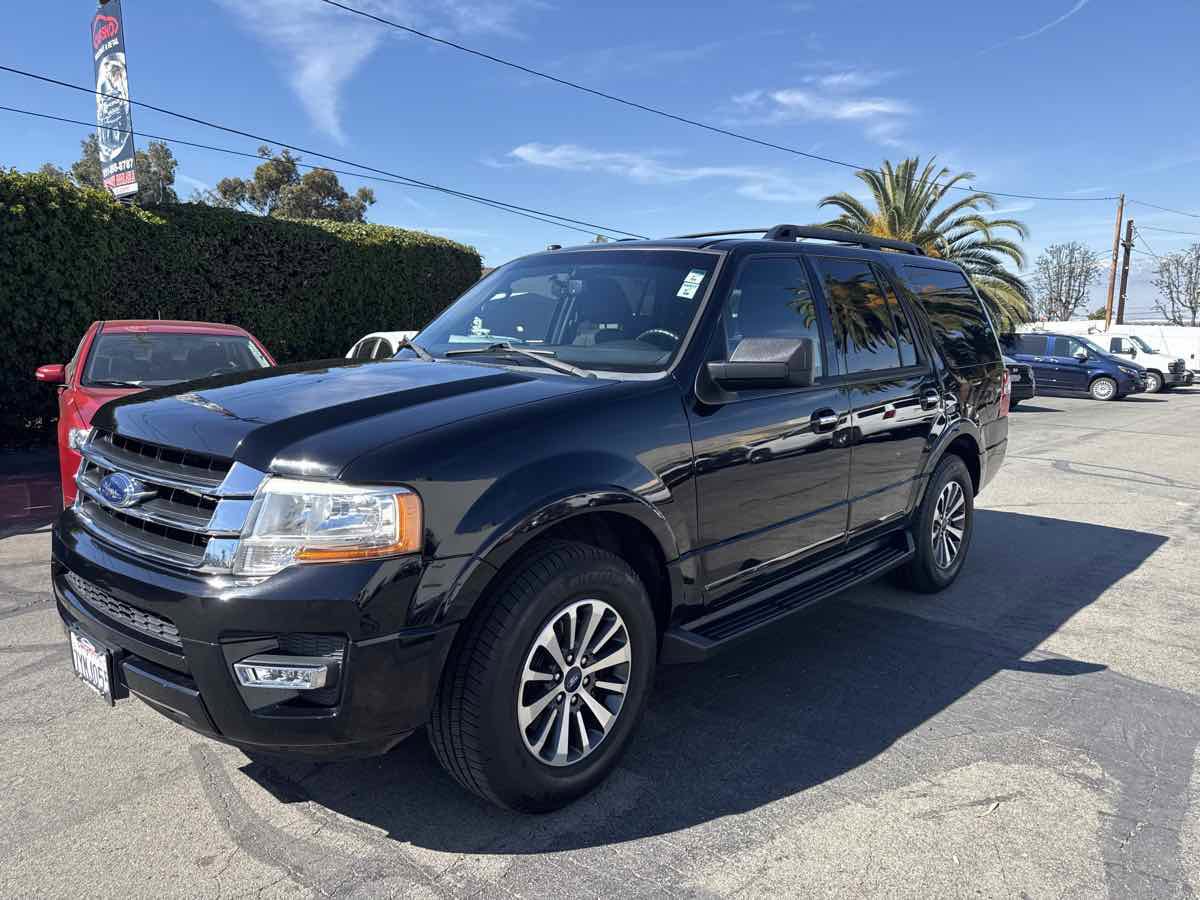 Used 2017 Ford Expedition XLT image 3